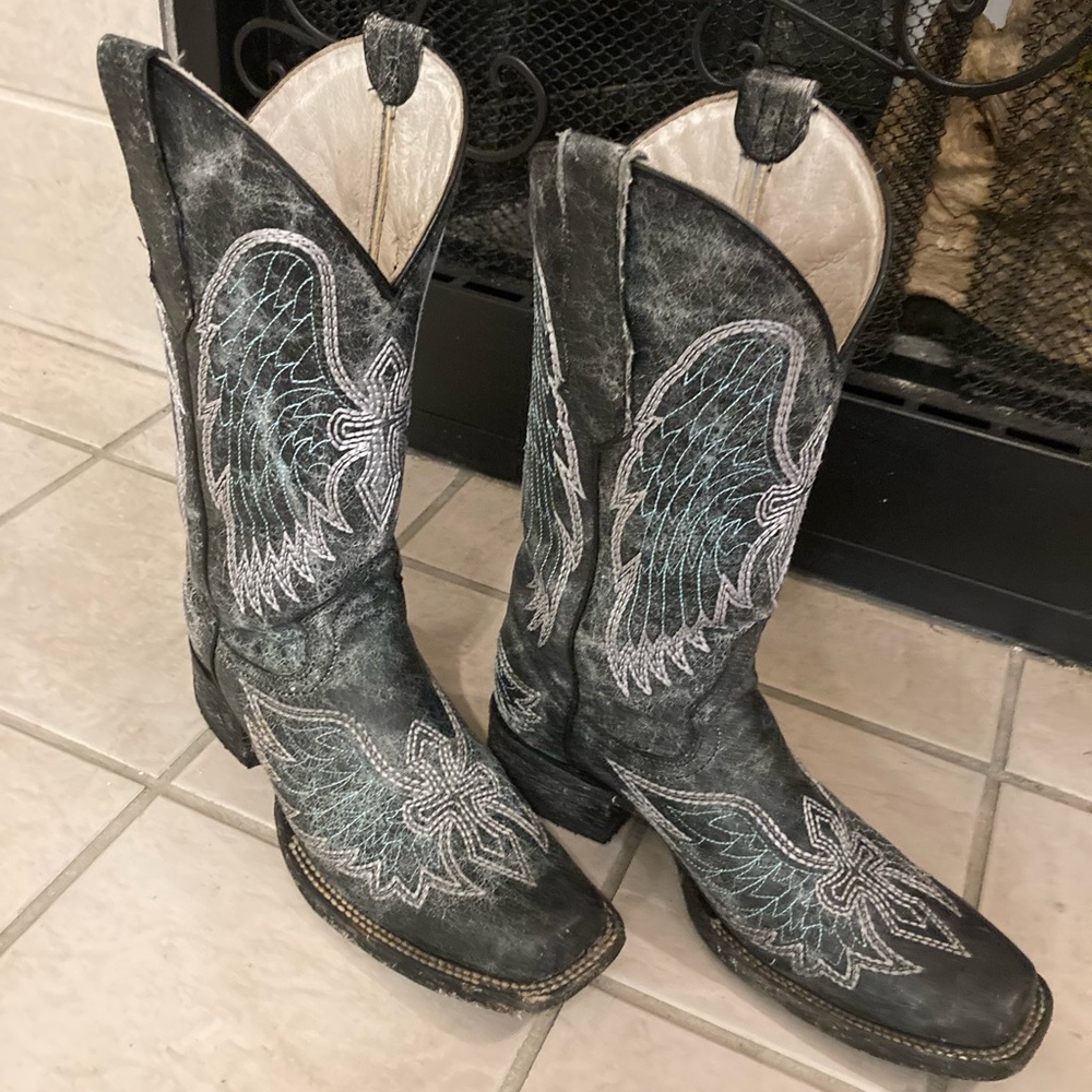 CIRCLE G leather boots w embroidered embellishment.